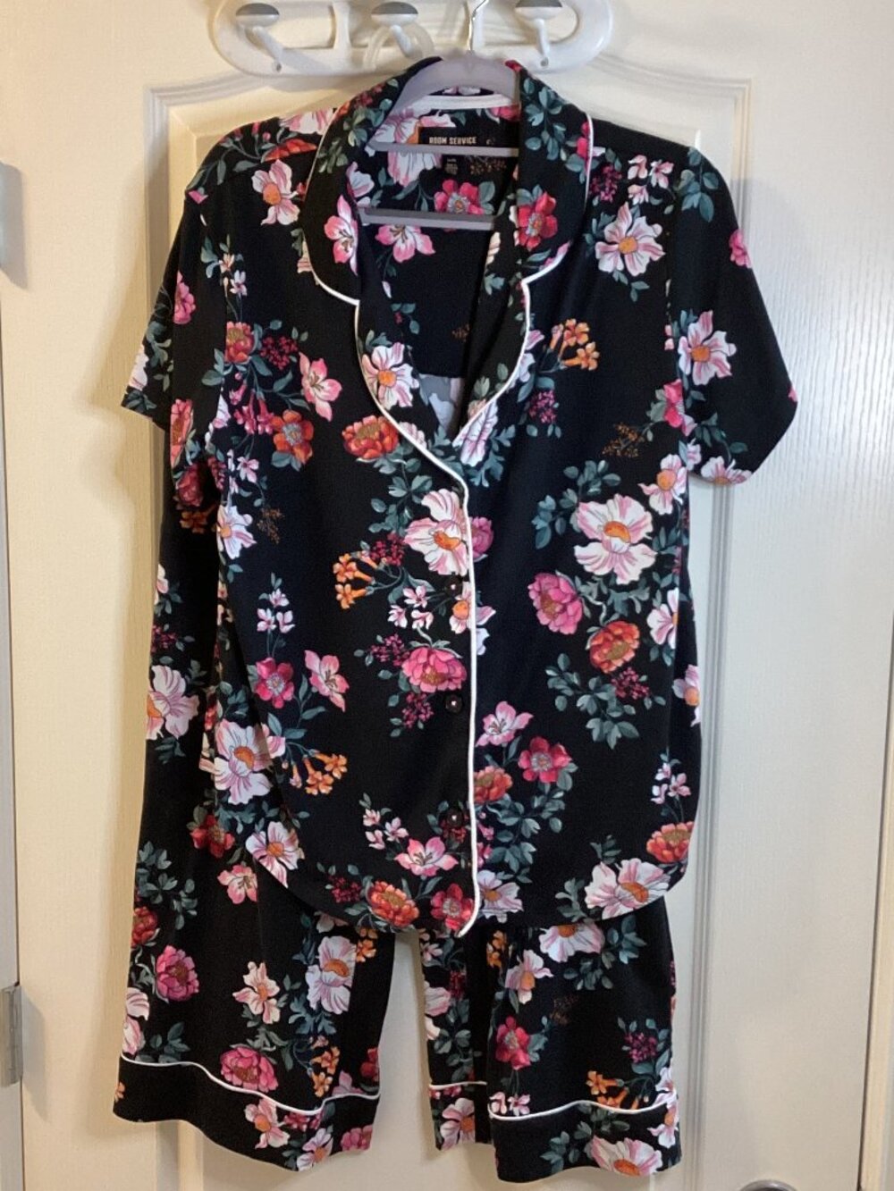 Room Service Women's Pj's 2 Piece Pajama Set Black Floral Size M Sleepwear
